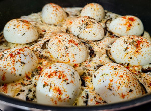 Una foto de HUEVOS🥚Turcos Al Hogao🍅🌶️🫑🧅 Colombiano y Tocineta🥓...!