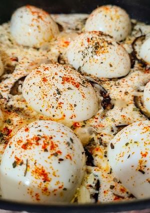 Una foto de HUEVOS🥚Turcos Al Hogao🍅🌶️🫑🧅 Colombiano y Tocineta🥓...!