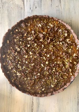 Foto di Crostata a modo mio con frolla al cacao e granella di noci e pistacchi senza glutine