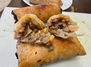 A picture of Cheeseburger Spring Rolls.