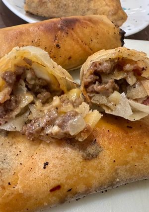 A picture of Cheeseburger Spring Rolls.