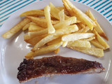 Plateada al horno con papas fritas