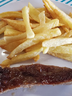 Una foto de Plateada al horno con papas fritas