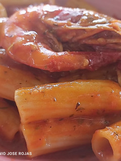 Una foto de Pasta elicoidal en salsa de pomodoro y gambas