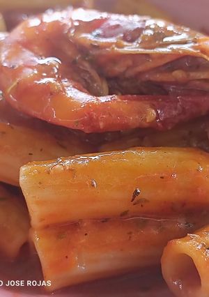 Una foto de Pasta elicoidal en salsa de pomodoro y gambas