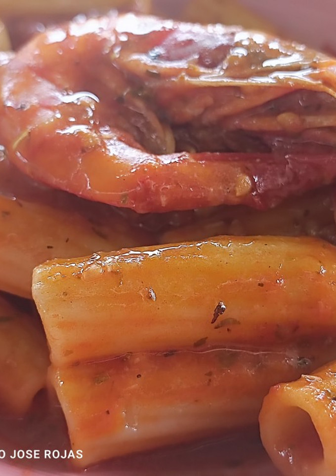 Una foto de Pasta elicoidal en salsa de pomodoro y gambas