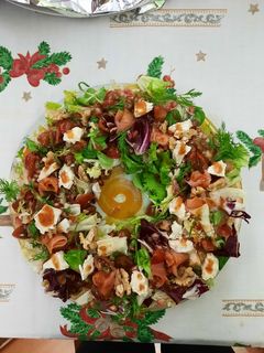 Una foto de Ensalada de Salmón, Granada y Queso de Cabra