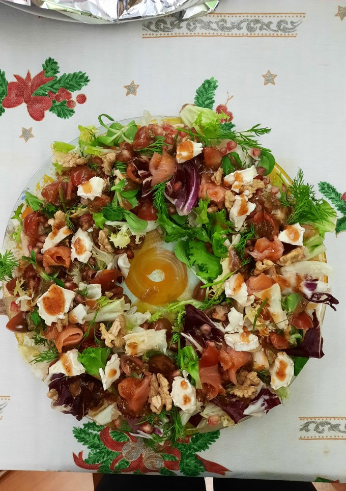Una foto de Ensalada de Salmón, Granada y Queso de Cabra