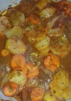 Una foto de Biffes con papas 🍜🍛👌