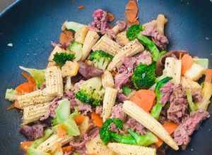 Hình của món Bò xào bắp non thập cẩm.