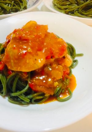 Una foto de Tallarines con salsa tuco de pollo 🇺🇾🇯🇵🇦🇷🇵🇾（鶏のトゥコトマトソースパスタ ：南米料理）