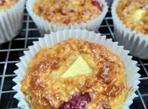 Une photo de Cake flocon d'avoine skyr, framboise et pomme
