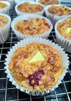 Une photo de Cake flocon d'avoine skyr, framboise et pomme