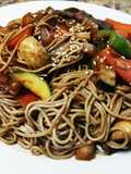 Fideos de trigo de soba con ternera y verduras