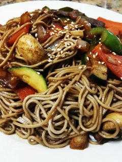 Una foto de Fideos de trigo de soba con ternera y verduras