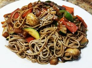 Foto principal de Fideos de trigo de soba con ternera y verduras