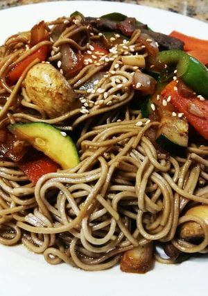 Foto principal de Fideos de trigo de soba con ternera y verduras