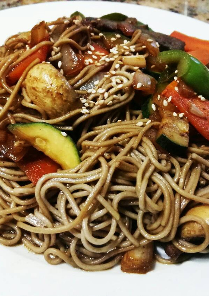 Una foto de Fideos de trigo de soba con ternera y verduras