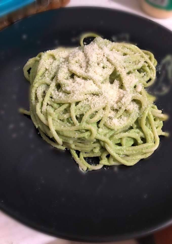 Una foto de Pasta con crema de cilantro