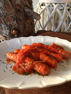 Una foto de Longanizas (o salchichas) encebolladas con tomate