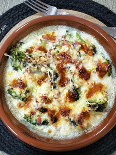Una foto de Brócoli gratinado con bacon y bechamel