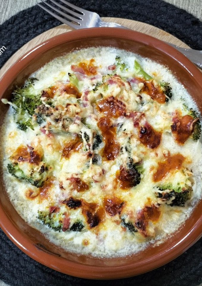 Una foto de Brócoli gratinado con bacon y bechamel