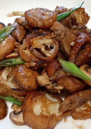 รูปของ เป็ดผัดปาท่องโก๋ หอมซอสฮอยซิน เป็ดนุ่มๆ ตัดด้วยปาท่องโก๋กรอบๆ
