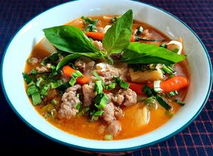 Hình của món Canh gân bò chua cay.
