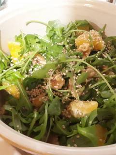 Una foto de Ensalada de rúcula y naranja