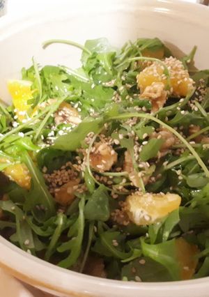 Una foto de Ensalada de rúcula y naranja