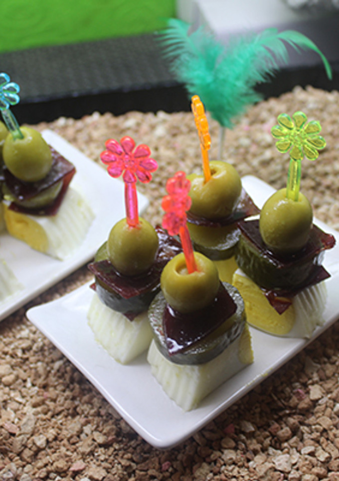 Una foto de Pinchos de huevos cuadrados