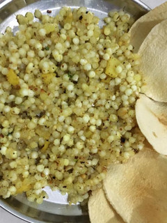 સાબુદાણા ની ખીચડી (Sabudana Khichdi Recipe In Gujarati) રેસીપી મુખ્ય ફોટો