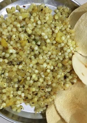 સાબુદાણા ની ખીચડી (Sabudana Khichdi Recipe In Gujarati) રેસીપી મુખ્ય ફોટો
