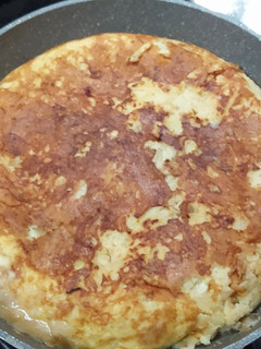 Una foto de Tortilla de patata cocida, calabacín y cebolla