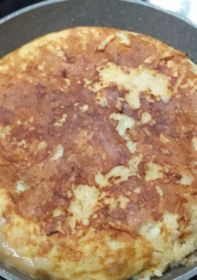 Una foto de Tortilla de patata cocida, calabacín y cebolla