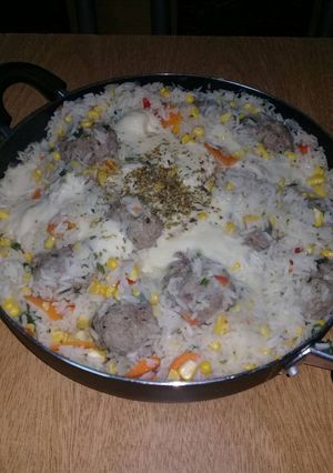 Una foto de Arroz primavera con albóndigas