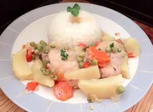 Una foto de Estofado de pollo 🍗 y arroz 🍚