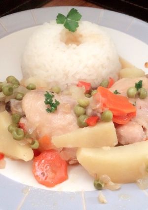 Una foto de Estofado de pollo 🍗 y arroz 🍚
