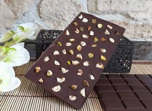 Une photo de Tablette de chocolat façon mendiant