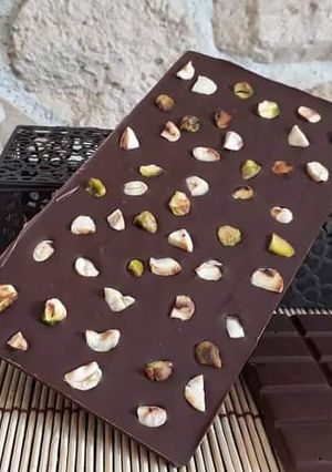 Une photo de Tablette de chocolat façon mendiant