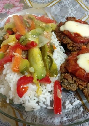 Una foto de Galles napolitanas de pan rallado c/arroz y verduras estilo wok