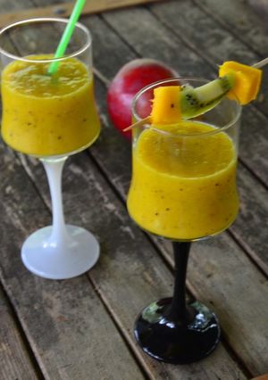 Une photo de Smoothie mangue, kiwi et eau de coco