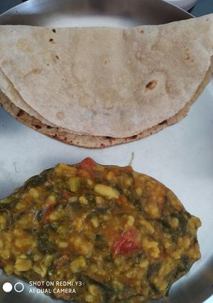 પાલક મગ ની દાલ શાક (Palak Moong Dal Shak Recipe In Gujarati) રેસીપી મુખ્ય ફોટો