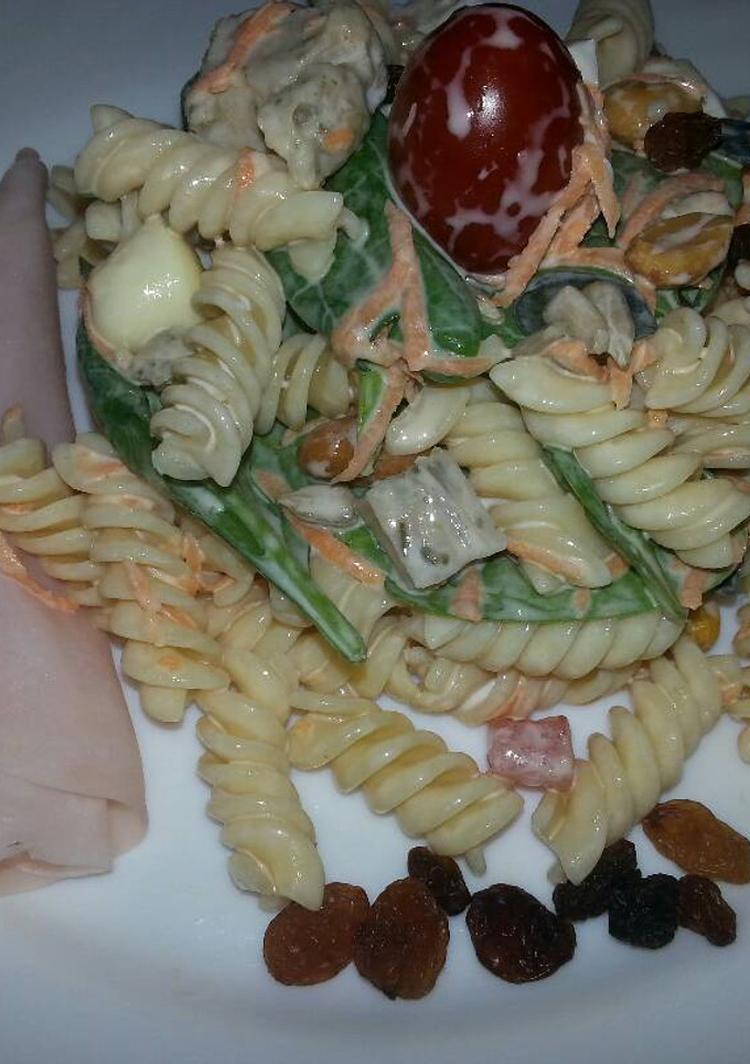 Una foto de Ensalada de espirales con salsa de queso azul