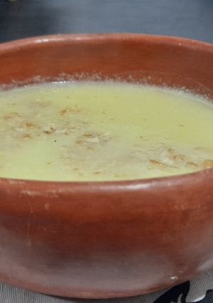 Una foto de Sopa de puerro y papa con crocante de nueces y almendra