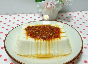 Hình của món Đậu Hũ Non Tưới Nước Tương 연두부 양념장.