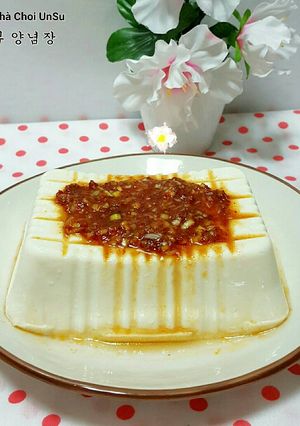 Hình của món Đậu Hũ Non Tưới Nước Tương 연두부 양념장.