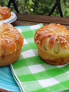 Sajtos-pestós muffin recept fotója