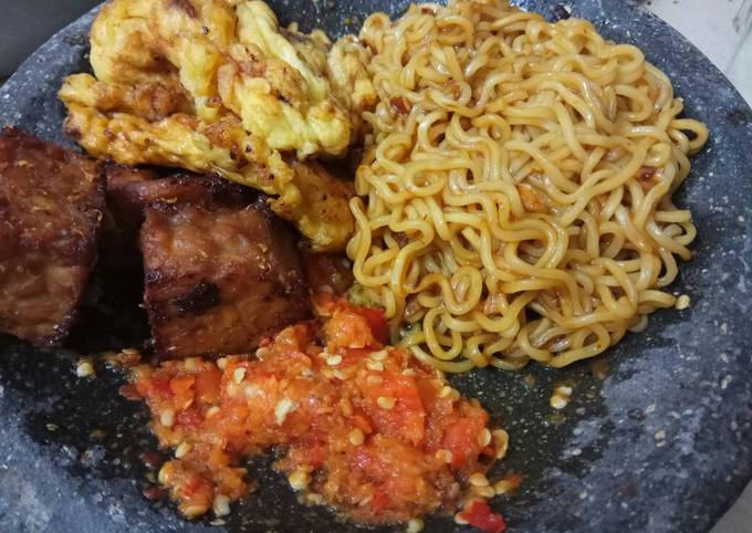 Lauk simple : bacem, telor dadar, mie goreng dan sambel korek