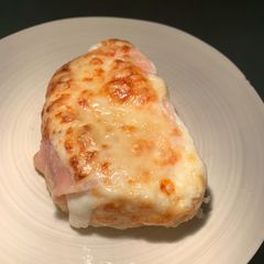 Croque monsieur with cardamon béchamel A picture of Croque monsieur with cardamon béchamel.